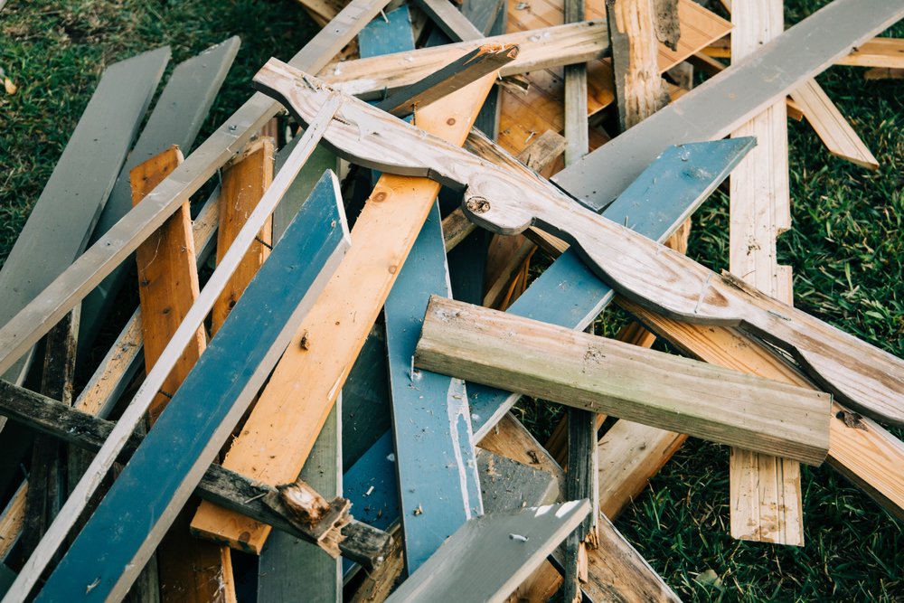 A,large,pile,of,scrap,wood,from,a,demolished,building